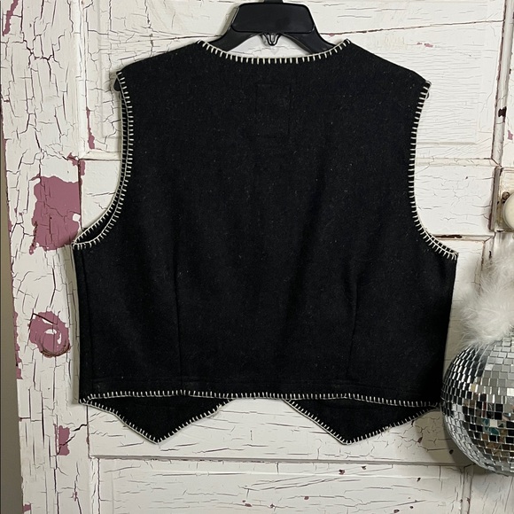 Disney by JOUJOU Black Vest with Winnie the Pooh Embroidery OSFM - Picture 3 of 4